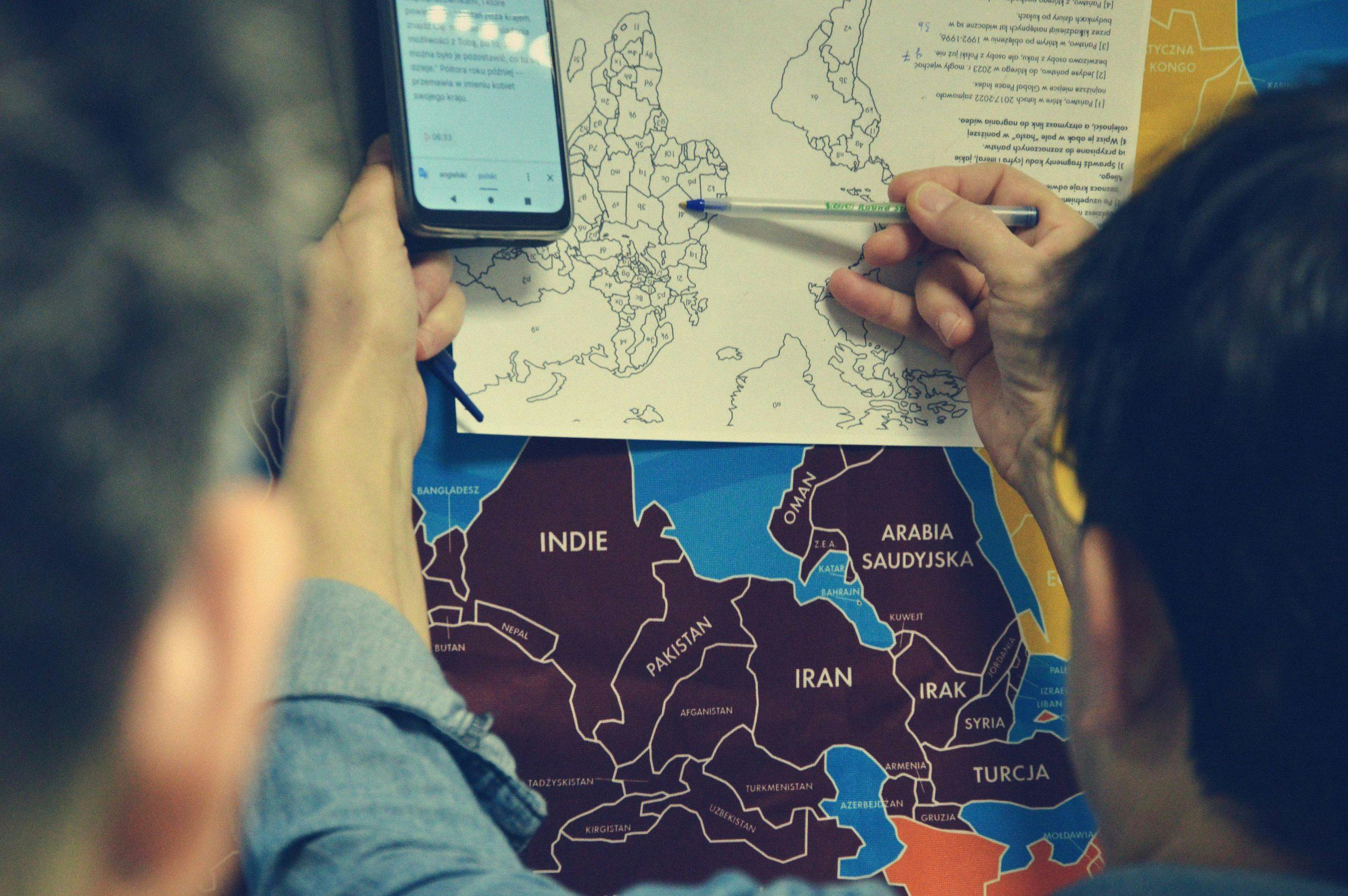 Henkilöt tutkivat karttoja.